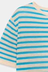 Top de punto de cuello redondo y manga corta, con diseño de rayas horizontales en tonos marrón y naranja.