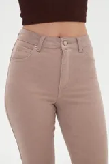 Pantalón jean de tiro alto y corte recto, color blanco, con bolsillos laterales y traseros, y terminación desmechada en los tobillos.