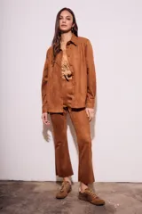 Pantalón marrón acampanado de gamuza sintética, tiro alto y corte ajustado.