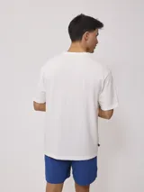 Remera verde agua lisa de corte holgado y mangas cortas.