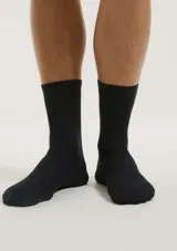 Kit de dos pares de medias de caño medio en color blanco, con diseño básico y tejido suave.