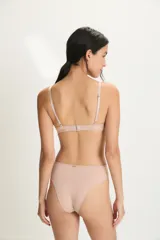 Bombacha tipo vedetina de tiro alto, confeccionada en tela lisa con detalles de encaje en los laterales.