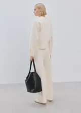 Pantalón piqué de corte recto y tiro medio, color blanco.
