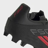 Championes de fútbol Adidas F50 Club, color negro con detalles en rojo. Presentan exterior Fiberskin con líneas 3D, lengüeta sintética perforada y suela diseñada para terreno firme y artificial.