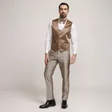 Traje formal de tres piezas en tono tostado brillante, compuesto por saco con solapas en contraste, pantalón de corte recto y chaleco a juego, acompañado de moño.