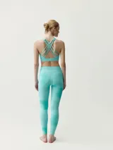 Calza deportiva larga de tiro alto, color turquesa con estampado tipo tie-dye y diseño ajustado.
