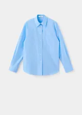 Camisa celeste de manga larga con diseño de rayas finas, cuello clásico, cierre frontal con botones y un bolsillo aplicado en el pecho.