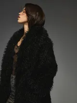 Tapado negro largo de piel sintética.