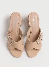 Sandalia de taco ancho color dorado, confeccionada en cuero vacuno, con diseño de tiras cruzadas y hebilla metálica decorativa.
