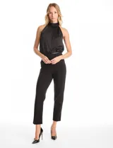 Pantalón de crepe marca Zac & Rachel, color negro, de corte recto y entallado, con largo hasta el tobillo. Presenta pretina con detalles en cuero sintético, pasadores funcionales, cierre con broche interno y bolsillos aplicados en la parte delantera.