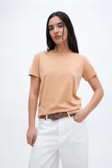 Remera color durazno de algodón lavado con textura extra suave y calce ajustado.