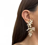 Aros colgantes hechos a mano con cristales Swarovski verdes y celestes, engarzados en bronce con baño de plata. Se ajustan con clip.