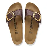 Sandalias Birkenstock modelo Madrid Big Buckle con tira ancha de rafia marrón, hebilla grande metálica dorada y plantilla anatómica de corcho.