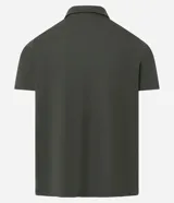 Camisa polo masculina de manga corta, confeccionada en tejido técnico de poliamida con elastano. Presenta cuello inglés con cierre de botones y diseño liso en color marrón, con tecnología de secado rápido y confort térmico.