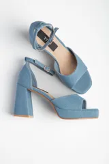 Sandalias de plataforma con taco ancho y tira al tobillo, confeccionadas en tela de jean color celeste.