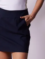 Falda con short interno de gabardina elastizada color blanco, marca Zac & Rachel. Presenta una pretina ancha elastizada y bolsillos frontales.