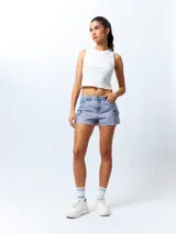 Short negro de jean con bolsillos cargo y terminación desflecada.