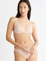 Brasier Calvin Klein de encaje semitransparente con diseño floral, copas triangulares sin forro y cierre frontal con broche metálico.