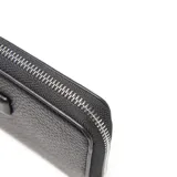 Billetera o fichero negro con cierre perimetral y textura de cuero granulado. Presenta un parche rectangular con las letras 'XL' en el centro.