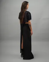 Remera corta negra de mangas cortas con corte irregular en el ruedo.