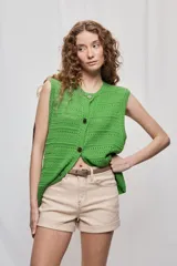 Short de denim color negro con dobladillo fijo, bolsillos delanteros y traseros, de corte clásico.