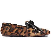 Mocasín Schutz de estilo marinero con estampado de leopardo, confeccionado en cuero con textura de pelo. Presenta detalle de flecos y lazo decorativo en el empeine.
