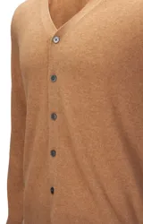 Cardigan de hombre tejido en cashmere 100% natural, con cuello en V, cierre frontal de botones y puños y ruedo acanalados.