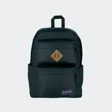 Mochila Jansport Double Break color negro con logo de la marca en la parte inferior. Tiene dos bolsillos frontales, dos bolsillos laterales para botellas, funda acolchada para laptop de 15 pulgadas y asa de agarre en la parte superior.