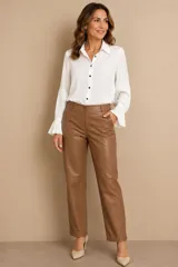 Pantalon de corte recto confeccionado en eco-cuero color tostado, con cintura alta, cierre frontal y bolsillos laterales.