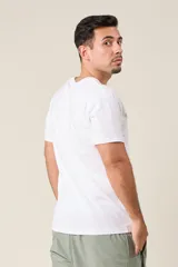 Bermuda deportiva color verde militar, de corte suelto, con cintura elástica y cordón de ajuste. Cuenta con detalles de líneas verticales en los costados y bolsillos laterales con cierre.