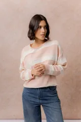Buzo de tejido liviano con diseño de rayas horizontales en tonos amarillo manteca y blanco, cuello redondo y mangas largas con puños tejidos.