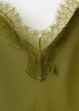 Vestido midi de tejido satinado color verde militar, con diseño entallado, cuello en pico adornado con un delicado panel de encaje, tirantes finos y sin mangas.