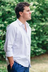 Camisa blanca de manga larga, de corte clásico y holgado, confeccionada en algodón con botones de madera.