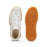 Championes Puma modelo Palermo, con diseño retro de perfil bajo. Presentan una combinación de cuero blanco y gamuza en tonos claros, con detalles en rosa pálido y una suela de goma color caramelo. Incluyen el logo de la marca en dorado en el lateral.