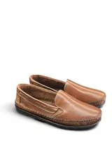 Mocasines de cuero marrón Pierre Bogalle, diseño clásico con costuras visibles alrededor de la puntera y suela plana.