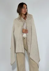 Ruana color beige de lambswool con cuello y bordes frontales con detalles bordados a mano.