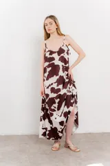 Maxi vestido de breteles finos con estampado animal print estilo vaca en tonos tierra.