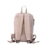 Mochila matera de diseño vertical, color gris azulado, con acabado acolchado y cierres frontales. Cuenta con un compartimento principal espacioso, un bolsillo frontal externo y un asa superior para transporte manual.