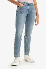 Jeans de tiro alto, corte recto y color azul claro.