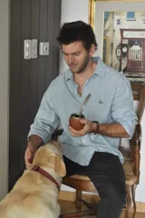 Camisa celeste con rayas verticales blancas, de manga larga y corte clásico.