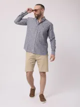 Camisa de hombre de manga larga con rayas verticales en tonos verde claro y blanco. Confeccionada en una mezcla de lino y algodón, presenta cuello abotonado y bolsillo en el pecho.