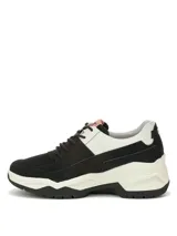 Sneakers Caterpillar modelo Watchful de color negro y blanco, con detalles en tono rosado en la lengüeta y el logotipo de la marca. Confeccionados con capellada de cuero, forro de nylon y suela de goma.