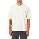 Remera de algodón de corte oversize y calce relajado, con cuello redondo y mangas cortas, inspirada en la estética de los años 90.