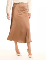 Falda midi de satén color negro, con corte al bies y cierre invisible en el lateral.