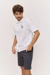 Bermuda chino de corte cómodo y recto, ideal para el día a día, con bolsillos laterales y traseros.