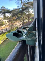 Zapatos de tacón Consi modelo Bal 2.0 de gamuza natural color verde, con punta cuadrada y tira ajustable al tobillo.
