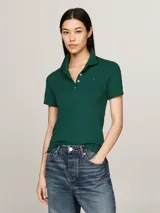 Chomba verde de piqué de algodón orgánico elástico, corte slim, cuello clásico y cartera de cuatro botones.