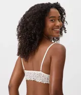 Soutien top de encaje floral color marfil, con escote en V, breteles finos regulables y base alargada.