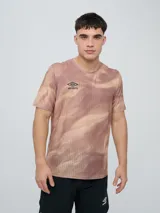 Remera deportiva Umbro modelo Niso, de manga corta y cuello redondo, con estampado abstracto en tonos negro y gris, y logo de la marca impreso en el pecho.