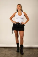 Pollera corta de encaje blanco con diseño asimétrico y volados, estilo pareo.